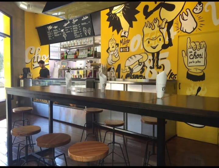 Interior del local Chori con ilustraciones en las paredes.