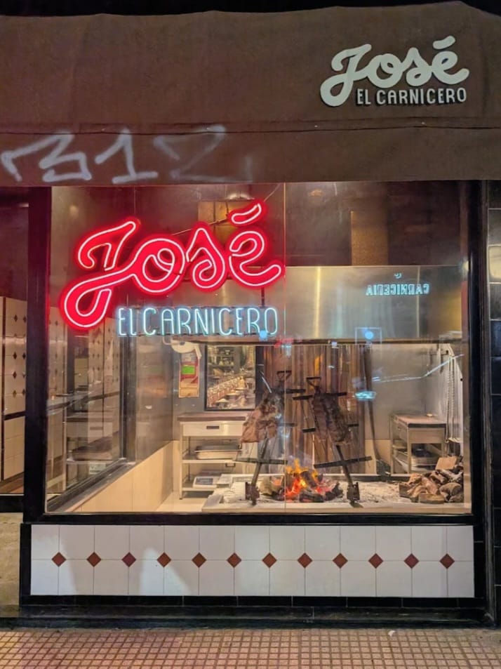Frente de José El Carnicero con parrilla a la vista.